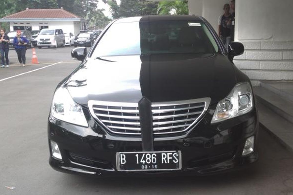 Sebuah mobil bermerk Toyota Crown Royal Saloon berplat nomor B 1486 RFS tampak terparkir di halaman Kementerian Koordinator Bidang Kesejahteraan Rakyat atau yang kini berubah nama menjadi Kementerian Koordinator Pembangunan Manusia dan Kebudayaan, Selasa (28/10/2014). Mobil tersebut nantinya  akan digunakan oleh Menteri Koordinator Pembangunan Manusia dan Kebudayaan, Puan Maharani selama menjabat sebagai menteri.