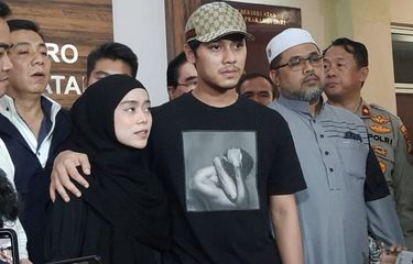 Rizky Billar memeluk dan mencium kening istrinya, Lesti Kejora, di Polres Metro Jakarta Selatan, Selasa (18/10/2022). Polisi menyatakan perkara kekerasan dalam rumah tangga (KDRT) antara Lesti dan Billar telah selesai dan berakhir damai.