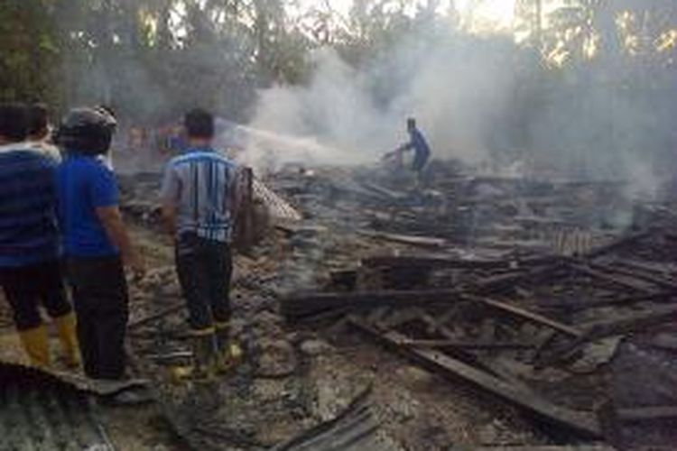 Sejumlah warga tengah membersihkan puing rumah warga di Kabupaten Wajo, Sulawesi Selatan yang ludes dilalap api. Jumat, (22/11/2013).