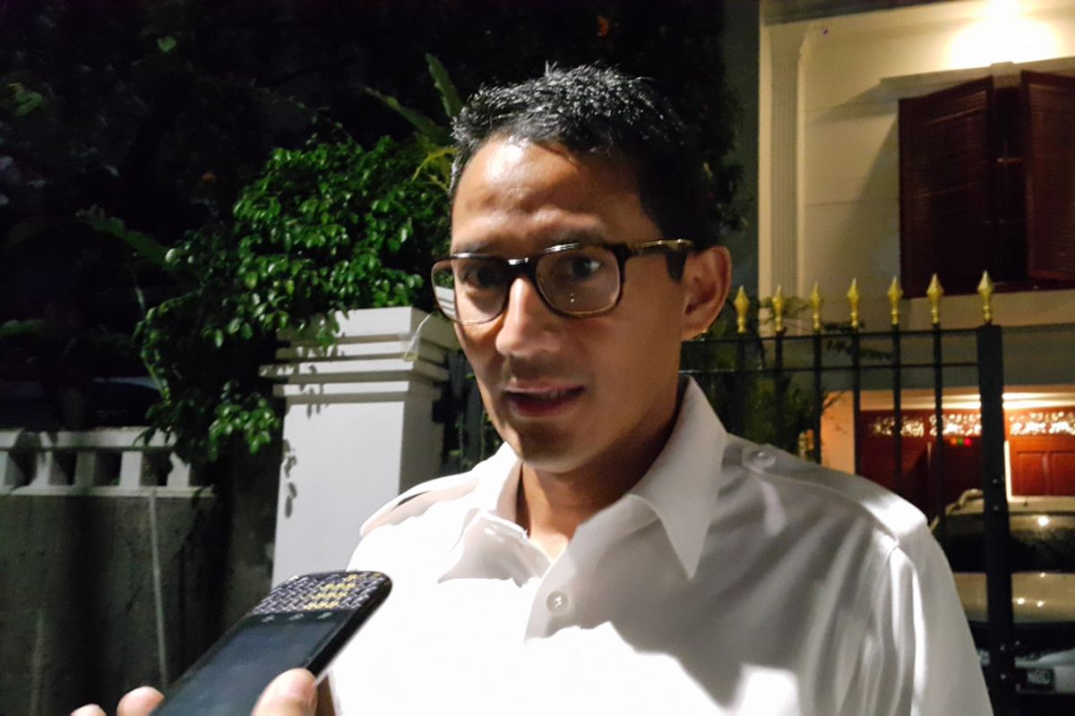 Calon wakil gubernur DKI Jakarta Sandiaga Uno seusai menemui Ketua Umum Partai Gerindra Prabowo Subianto di kediamannya di Jalan Kertanegara Nomor 4, Kebayoran Baru, Jakarta Selatan, Minggu (30/4/2017) petang.