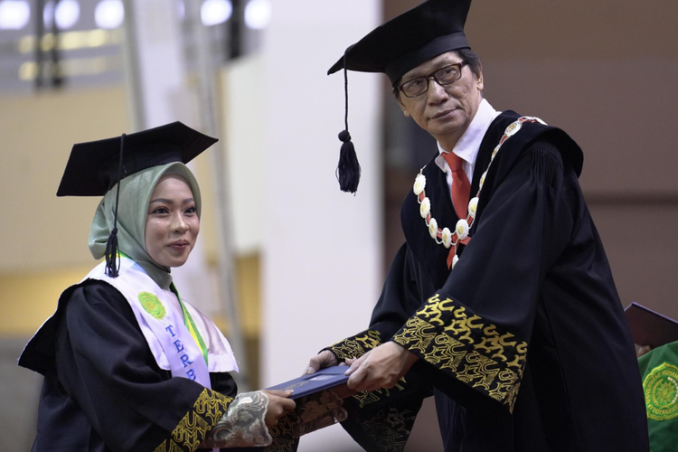 Salah satu wisudawan terbaik UMY, Aida Nur Fathiyah menjalani wisuda periode II tahun ajaran 2023/2024 pada Rabu (6/12/2023).