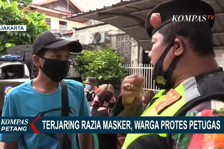 Tangkapan layar video pengendara yang mengaku tim kesehatan saat terjaring razia tertib masker, di Kramat Sentiong, Senen, Jakarta Pusat.