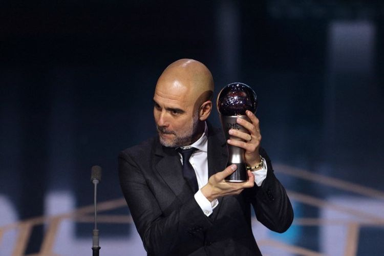 Pelatih Man CIty, Pep Guardiola, menerima penghargaan sebagai pelatih terbaik dalam acara the Best FIFA Football Awards 2023 di Londons, 15 Januari 2024. (Photo by Adrian DENNIS / AFP)