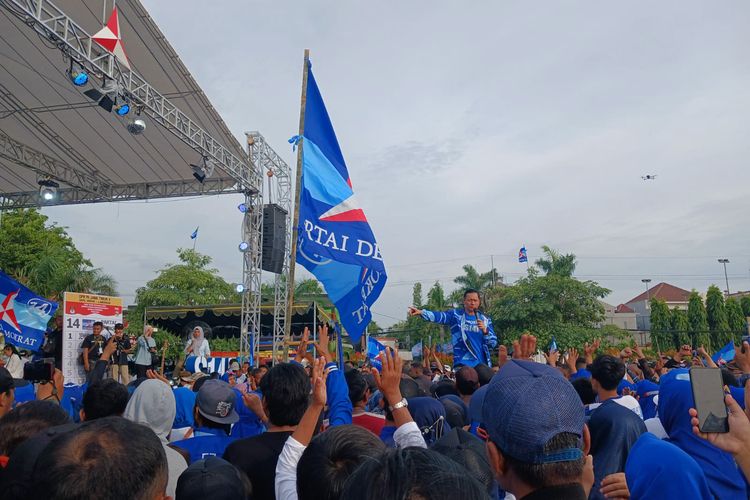 Ketua Umum Partai Demokrat Agus Harimurti Yudhoyono (AHY), saat berkampanye di GKB convexs, Gresik, Jawa Timur, Selasa (23/1/2024).