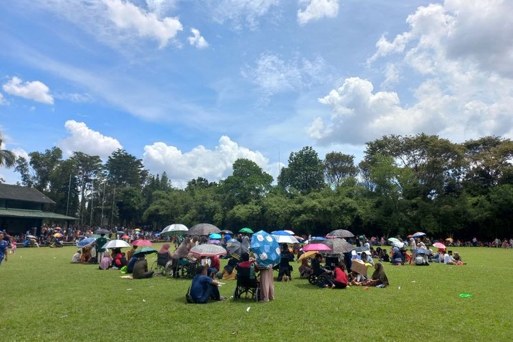 Potret para pasien yang hendak menjalani pengobatan alternatif Ida Dayak, rela menunggu di lapangan Kostrad Cilodong, Depok, pada Senin (3/4/2023).