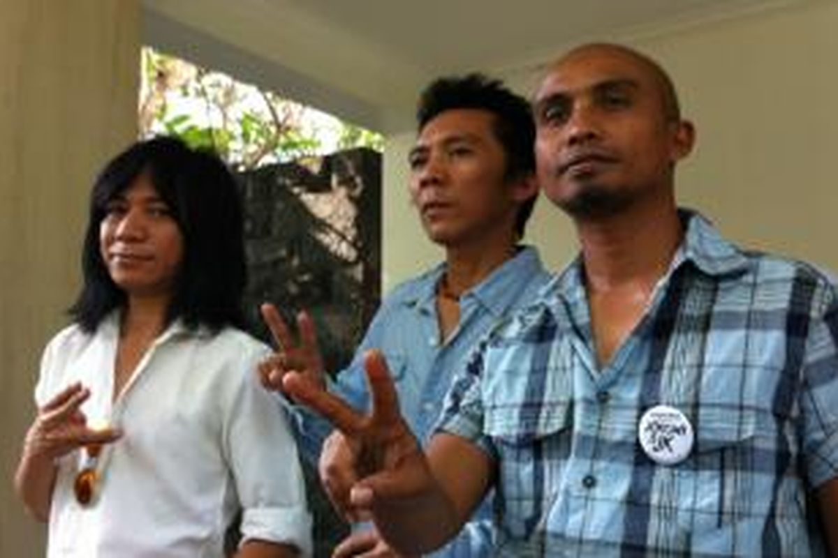 Sebagian personel band Slank, (dari kiri ke kanan) Abdee Negara, Bimbim, dan Ivanka, hadir dalam acara sarapan bareng di kediaman Calon Wakil Presiden Muhammad Jusuf Kalla atau JK, di Jalan Brawijaya No 6, Kebayoran Baru, Jakarta Selatan, Senin (2/6/2014).