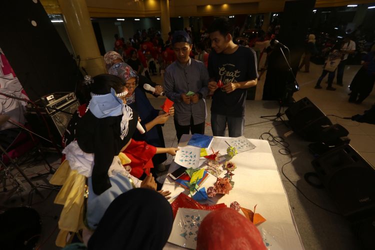 Acara kontes origami dibuka oleh Ohayo Jepang usai diresmikan di Festival budaya dan kuliner Jepang Ennichisai 2018, Blok M Square, Jakarta, Minggu (1/7/2018). Kompas.com bekerja sama dengan Karaksa Media Partner dalam menghadirkan panduan perjalanan untuk masyakarat Indonesia yang ingin berwisata ke Jepang dalam situs Ohayo Jepang.