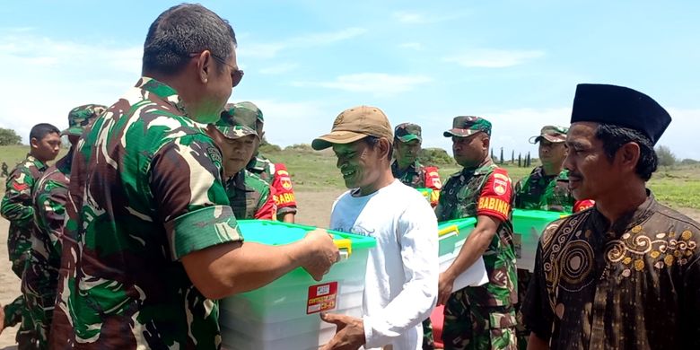 KSAD bersama pejabat TNI lainnya memberikan sembako dan meninjau langsung latihan pelucuran roket di Lapangan Tembak Dislitbangad Urutsewu Kabupaten Kebumen. 