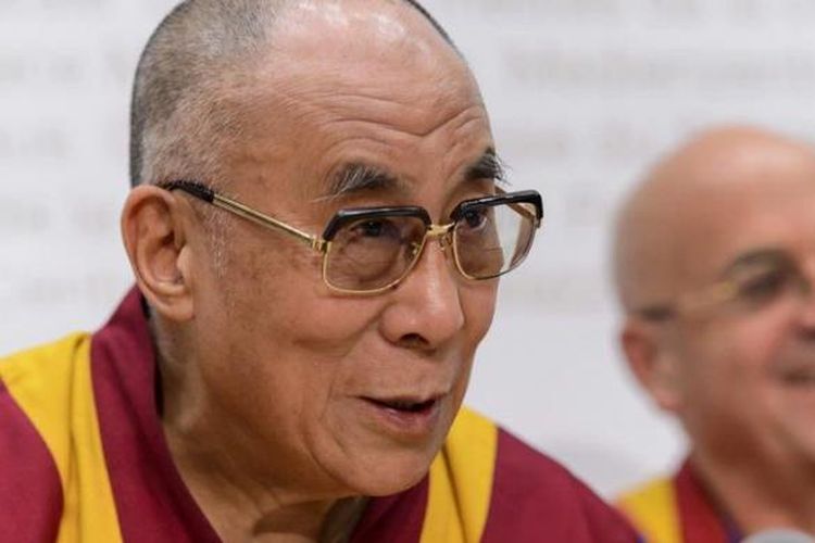 Dalai Lama duduk di sebelah pendeta Budha asal Perancis, Matthieu Ricard, dalam jumpa pers setelah mengunjungi Parlemen Swiss pada Selasa (16/4/2013), dalam kunjungan enam hari di negeri itu. Sayangnya, kunjungan Dalai Lama ke Universitas Sydney, Australia yang dijadwalkan Juni mendatang dibatalkan pihak universitas. Langkah ini menuai kecaman pedas dari para aktivis dan sejumlah anggota parlemen China.