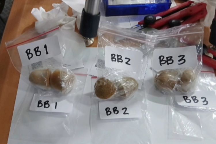 Serbuk Emas 1,14 Kg Disembunyikan di Dubur, WN India Ditangkap di Juanda