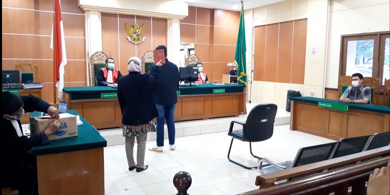 Saksi kasus pembajakan film keluarga cemara disumpah sebelum memberi keterangan di Pengadilan Negeri Jambi, pada Kamis (28/1/2021).