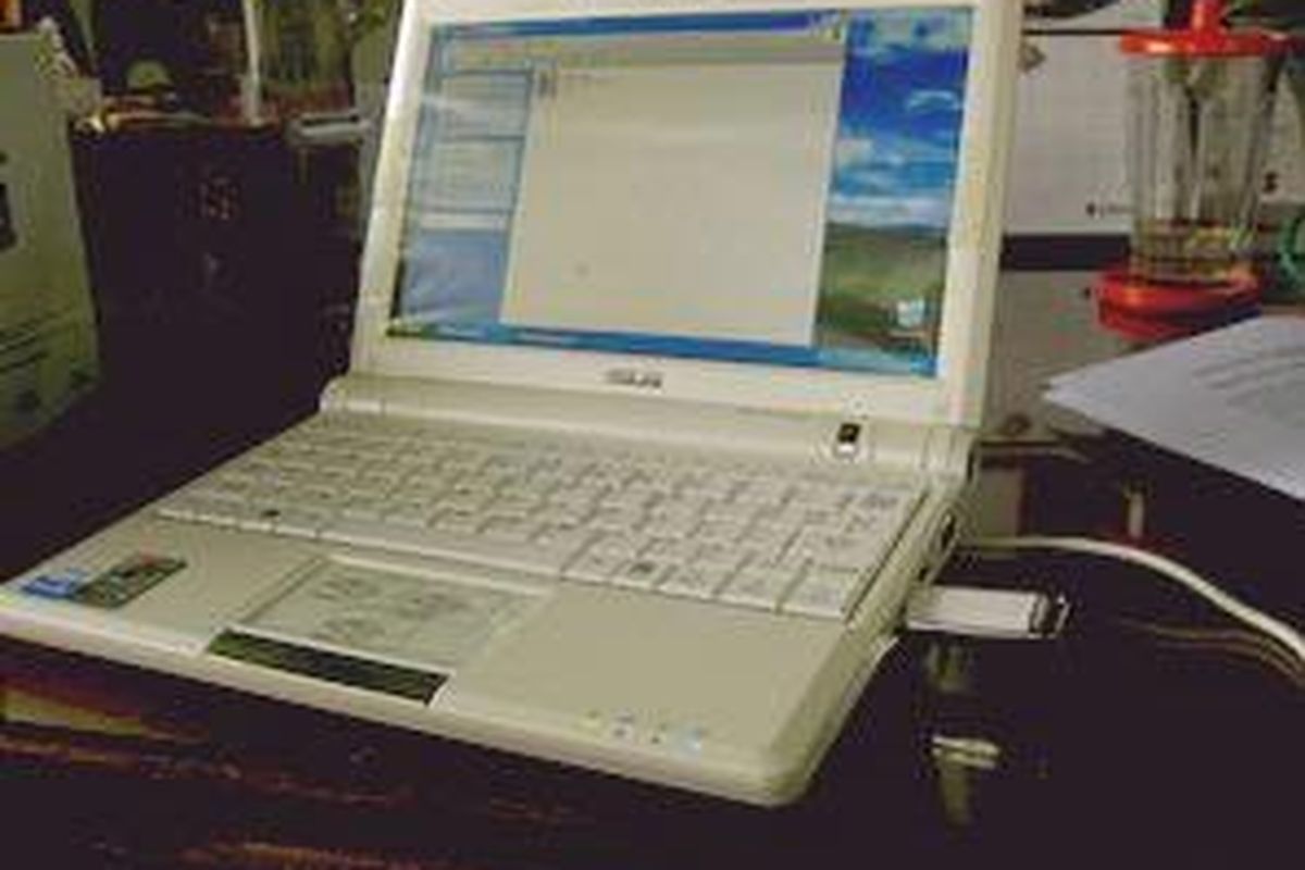 Touhpad-nya -- disebut Smart Pad -- kini lebih lebar dan bisa melakukan zoom-in/out maupun scrolling (gulung-menggulung). 