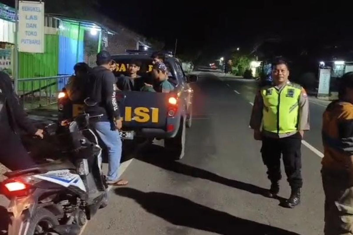 Aparat kepolisian dsri Polres Pasuruan Kota sedang mengamankan balap liar di jalur menuju kawasan wisata Gunung Bromo Pasuruan, di Deaa Tebas, Kecamatan Gondangwetan, Kabupaten Pasuruan, Rabu (05/03/2025) 