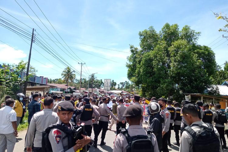 Massa aksi menutup seluruh ruas jalan di jalan utama kelurahan Amban Manokwari Papua barat Kamis (14/7) 