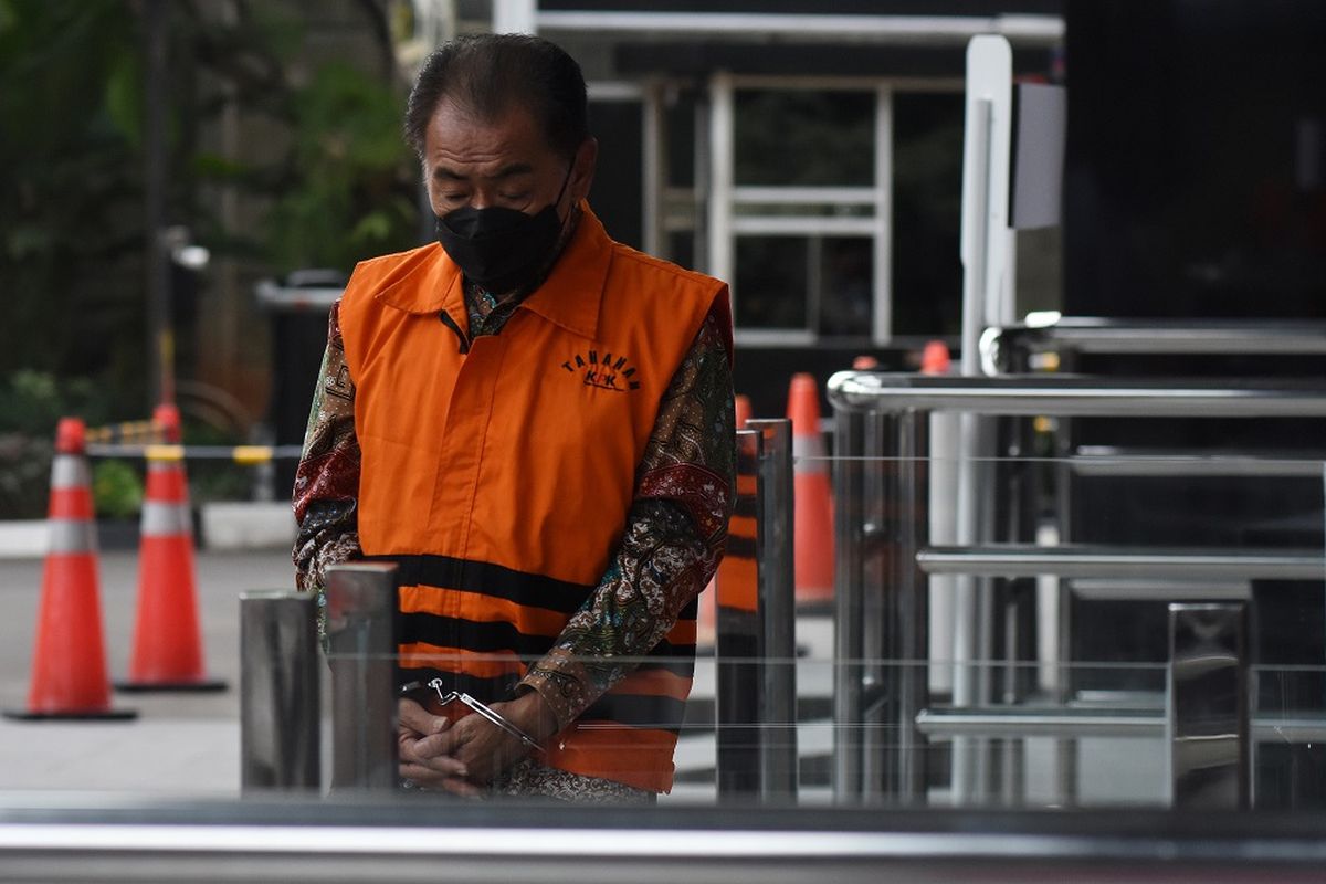 Tersangka Bupati Banjarnegara nonaktif Budhi Sarwono tiba untuk menjalani pemeriksaan di Gedung Merah Putih KPK, Jakarta, Senin (1/11/2021). Budhi Sarwono menjalani pemeriksaan lanjutan dalan kasus dugaan korupsi pengadaan barang dan jasa di Pemkab Banjarnegara, Jawa Tengah tahun 2017-2018. ANTARA FOTO/Indrianto Eko Suwarso/wsj.