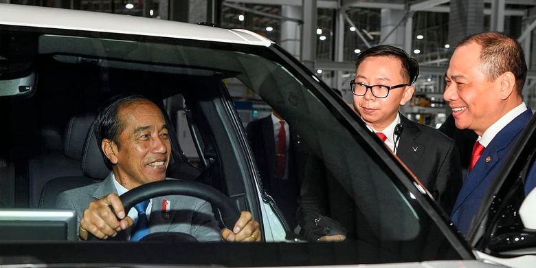 Presiden RI Joko Widodo (Jokowi) menyempatkan diri untuk berkunjung ke pabrik produsen kendaraan listrik VinFast ditemani Direktur Umum VinFast Pham Nhat Vuong yang berlokasi di Hai Phong, Vietnam, Sabtu (13/1/2024).