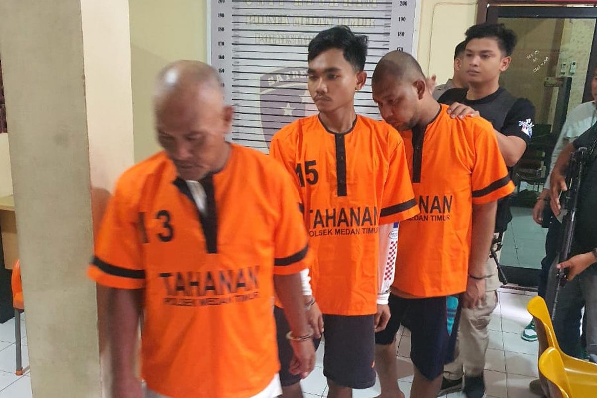 Yopi Molana (36), Zul Aldrin (56), dan Ade Febriansyah (25) dihadirkan saat polisi menggelar konferensi pers di Polsek Medan Timur pada Rabu (9/4/2025). 