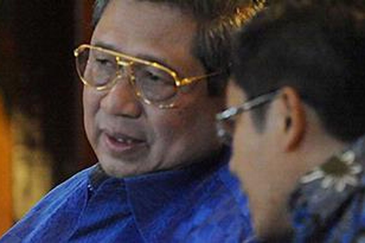 Ketua Dewan Pembina Partai Demokrat yang juga Presiden RI, Susilo Bambang Yudhoyono (SBY), didampingi, Ketua Umum Partai Demokrat, Anas Urbaningrum (kanan)saat silaturahim dengan jajaran dewan pembina, dewan kehormatan, dewan pengurus pusat, serta dewan pengurus daerah Partai Demokrat di Puri Cikeas Indah, Gunung Putri, Bogor, Jawa Barat, Minggu (18/3/2012). 