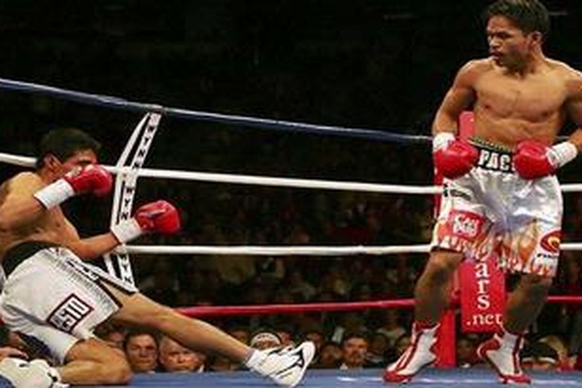 Manny Pacquiao (kanan), ketika menjatuhkan Erik Morales.