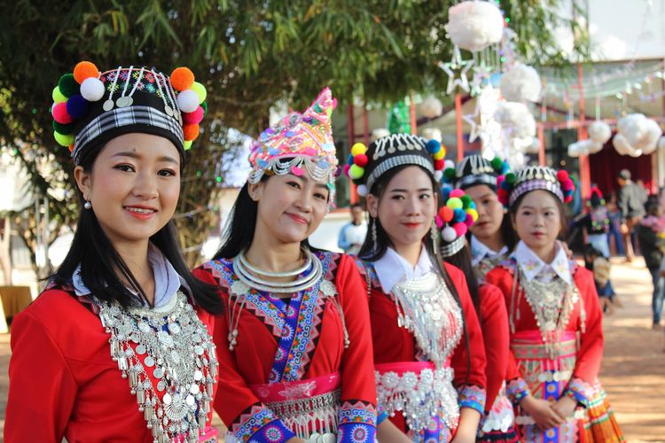 Perempuan memakai pakaian adat Laos. Laos menjadi salah satu destinasi terbaik yang menjadi rekomendasi National Geographic untuk 2023.