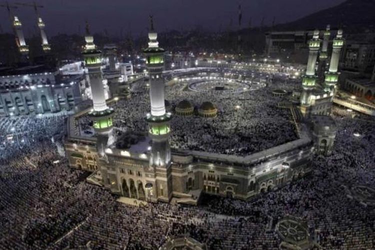 Umat Islam memenuhi Masjidil Haram, menghadap bangunan suci Kakbah di Mekkah, Arab Saudi, bagian dari kegiatan haji, 10 Oktober 2013. Lebih dari dua juta muslim tiba di kota suci ini untuk ibadah haji tahunan.