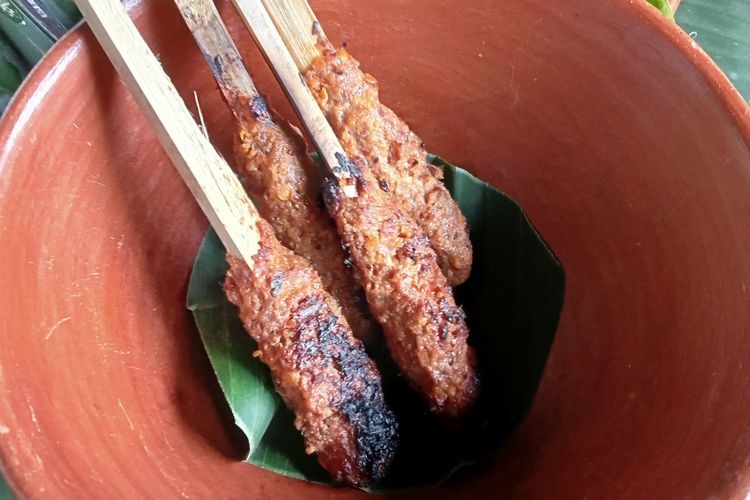 Sajian sate pusut, makanan saat begibung di Desa Bilebante.