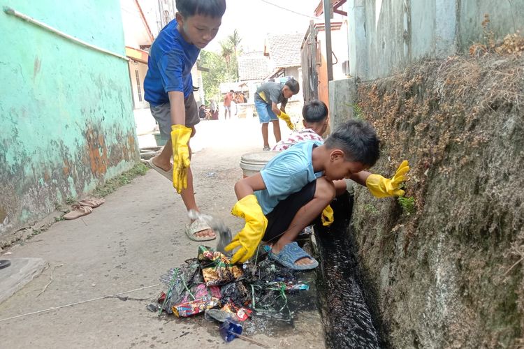 Aksi 4 Anak di Purwakarta Viral, Bersihkan Selokan dan Sungai Sepulang Sekolah demi Lingkungan