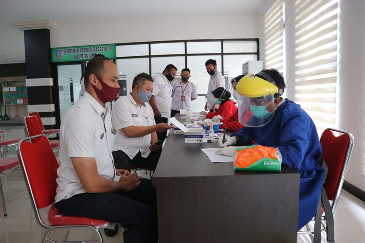 Sejumlah pegawai di Kantor Pemerintah Kabupaten Jombang, Jawa Timur, mengikuti Rapid Test, di ruang Media Center Gugus Tugas Covid-19 Kabupaten Jombang, Rabu (22/7/2020).