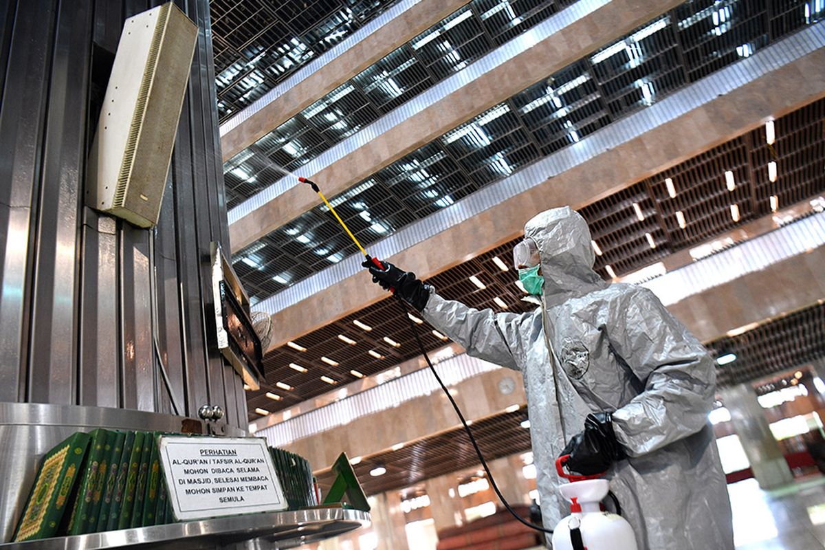 Petugas menyemprotkan cairan disinfektan di Masjid Istiqlal, Jakarta Pusat, Jumat (13/3/2020). Penyemprotan oleh petugas gabungan tersebut untuk mencegah penyebaran Covid-19 di lingkungan Masjid Istiqlal.