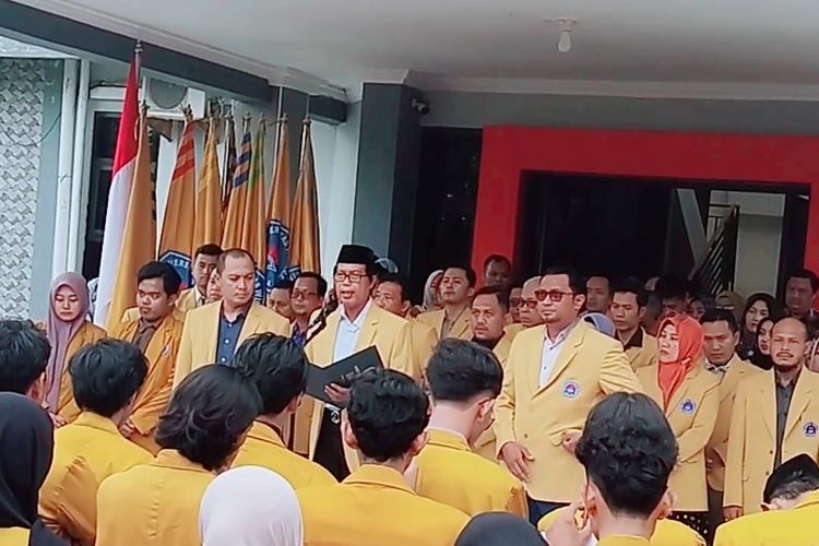 Seruan  aksi bertajuk “Selamatkan Demokrasi, Jaga Reformasi” di halaman gedung rektorat kampus Universitas Wiraraja, Rabu (7/2/2024).