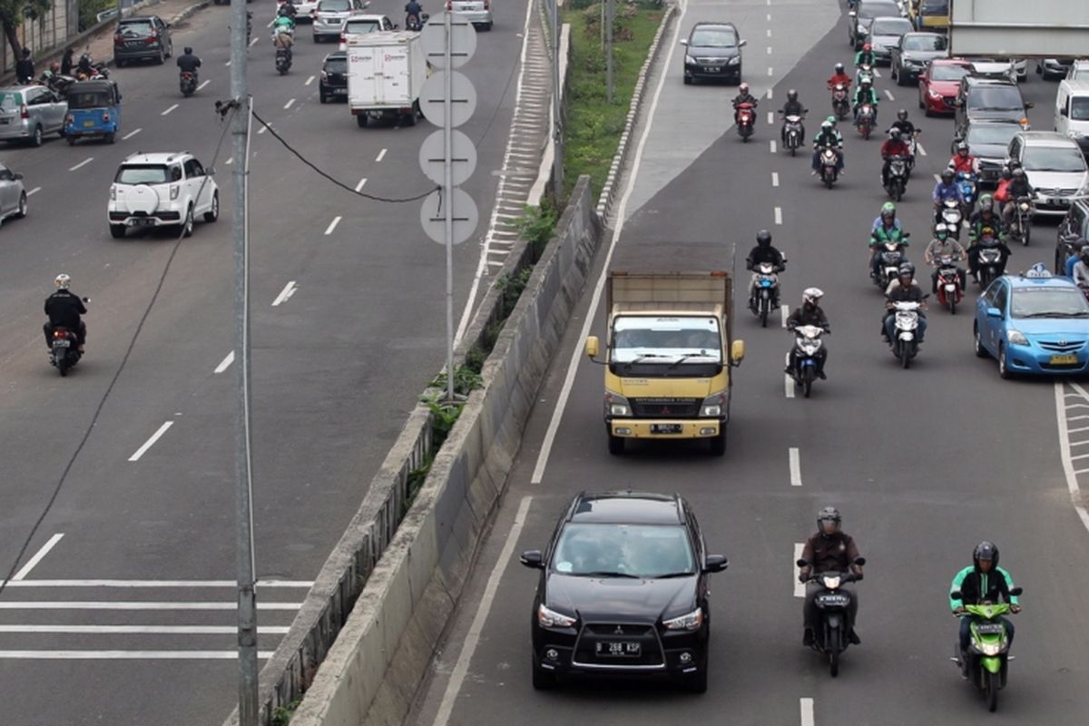 Sejumlah sepeda motor nekat menerobos ke jalan layang non tol (JLNT) Kampung Melayu-Tanah Abang, Jakarta, Senin (24/7/2017). Dinas Perhubungan DKI Jakarta bekerja sama dengan Korps Lalu Lintas (Korlantas) Polri telah melakukan razia untuk menertibkan pengendara sepeda motor yang melintas di JLNT tersebut.