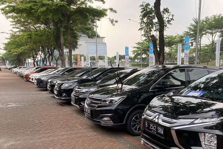 Deretan mobil bekas di area Gading Serpong, Tangerang. Penjual mengklaim minat konsumen meningkat