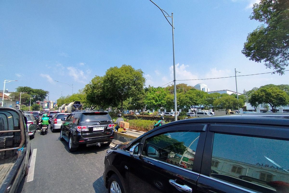 Jalan Ir Juanda, Gambir, Jakarta Pusat padat merayap di kedua sisi, Jumat (20/10/2023) siang. (KOMPAS.com/XENA OLIVIA)