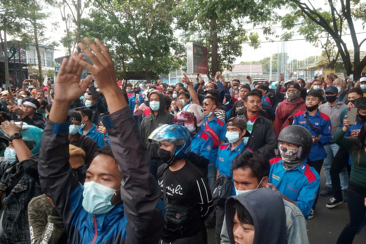 Ribuan buruh di Cianjur, Jawa Barat, menggelar aksi unjuk rasa di depan gerbang kantor DPRD Cianjur, Selasa (6/10/2020), menolak disahkannya UU Cipta Kerja.