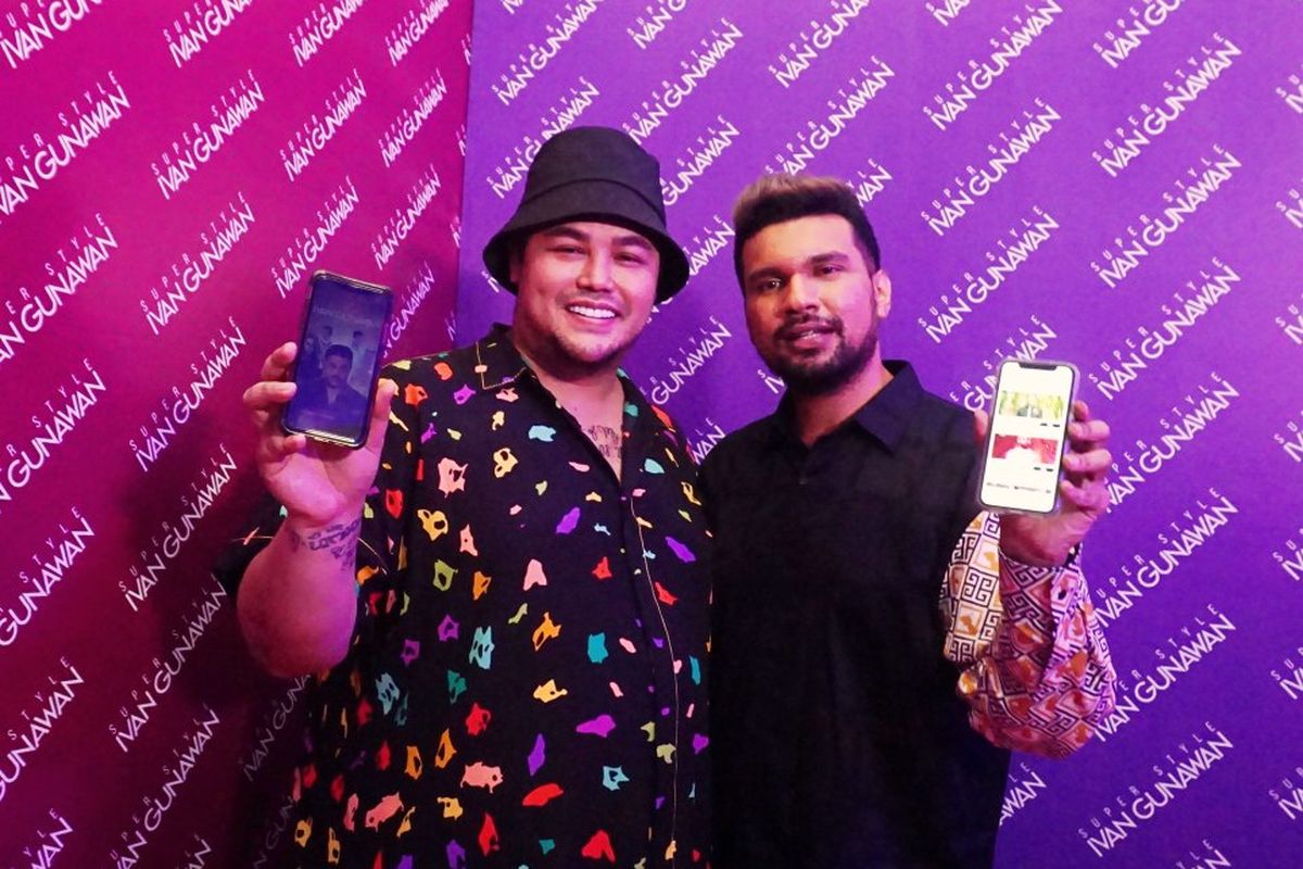Perancang busana Ivan Gunawan bersama Shafiq Husein selaku CEO Gambir Studio dalam peluncuran aplikasi game bernama Ivan Gunawan Superstyle di kawasan Antasari, Jakarta Selatan, Rabu (20/11/2019).