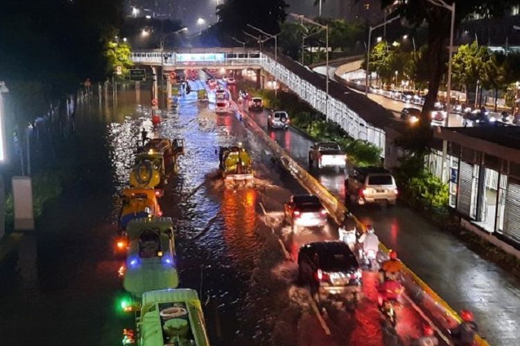 Traffic jam on Jakarta's Sudirman thoroughfare due to floods in Jakarta on Saturday night (20/2/2021)
