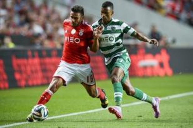 Gelandang Sporting CP, Luis Nani (kanan).