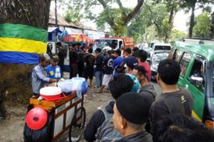 Ratusan bobotoh saat mengantre menunggu giliran pengembalian uang tour di Jalan Banda, Kota Bandung, Senin (19/10/2015). 
