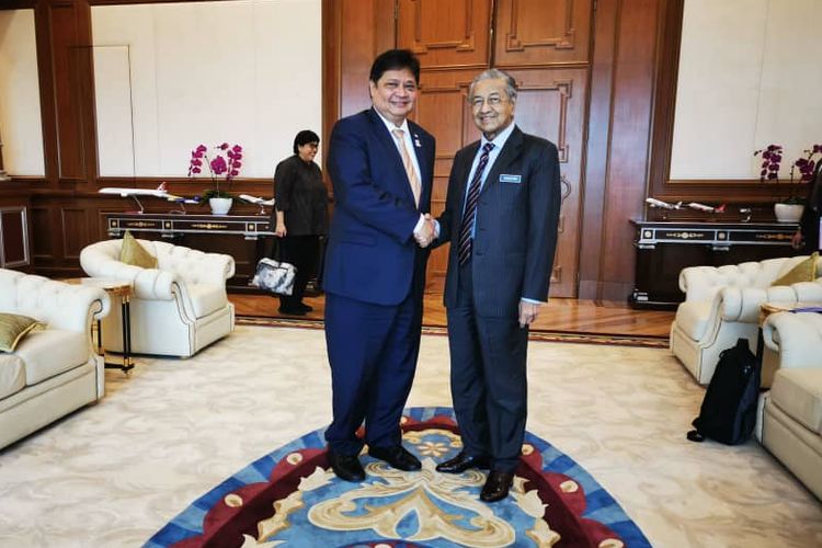 Menteri Koordinator Bidang Perekonomian Airlangga Hartarto membahas isu sawit dengan Perdana Menteri Malaysia Tun Mahathir Muhammad dalam courtesy meeting di Malaysia, Selasa (19/11/2019).