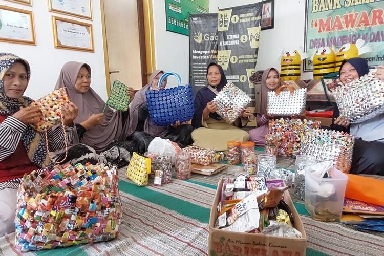 Dwi Retnowati bersama ibu-ibu pengrajin daur ulang di bank sampah Desa Marengan Daya, Kecamatan Kota, Kabupaten Sumenep, Jawa Timur. 