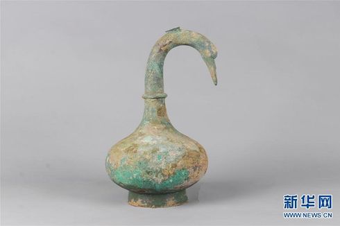 Arkeolog China Temukan 3.000 ml Alkohol dalam Pot Berbentuk Leher Angsa Peninggalan Dinasti Han Barat