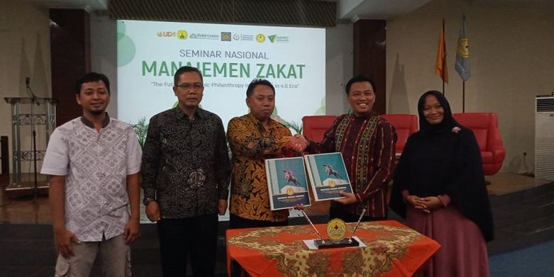 Perwakilan direksi Dompet Dhuafa dan Universitas Jendral Soedirman berfoto bersama dalam seminar nasional Manajemen Zakat.