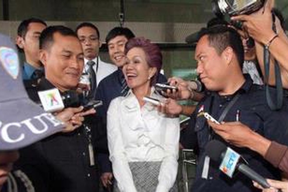 Mantan Deputi Gubernur Senior Bank Indonesia, Miranda Goeltom meninggalkan gedung Komisi Pemberantasan Korupsi (KPK) usai diperiksa sebagai saksi, Selasa (10/1/2012).  