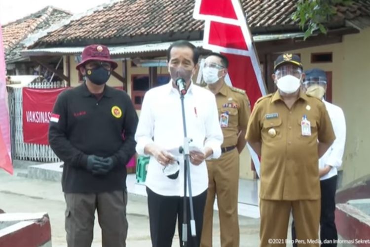 Presiden Joko Widodo memberikan keterangan usai meninjau pelaksanaan vaksinasi Covid-19 Kampung Panampaan Kota Cirebon, Provinsi Jawa Barat pada Selasa (31/8/2021).