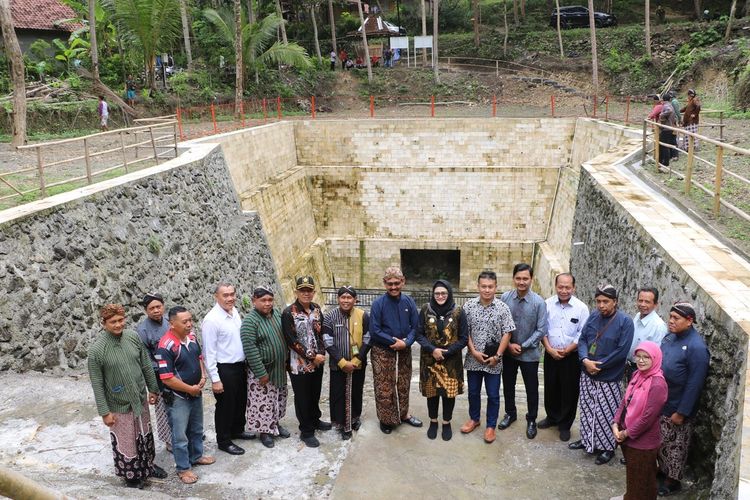 Pj Bupati Kulon Progo, Ni Made Dwipanti Indrayanti melakukan kunjungan di titik lubang galian tambang yang sudah dibangun fasilitas umum, Kamis (21//2024)