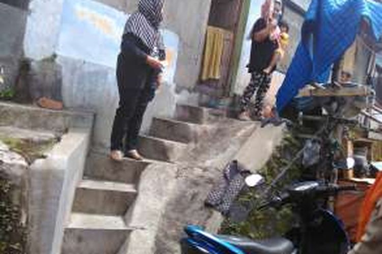Sutimah (menggendong anak), ibu terduga penembakan misterius di Kota Magelang. Ia sebut anaknya telah difitnah karena dituduh menjadi pelaku penembakan yang terjadi dalam kurun 6-20 April 2016 itu.