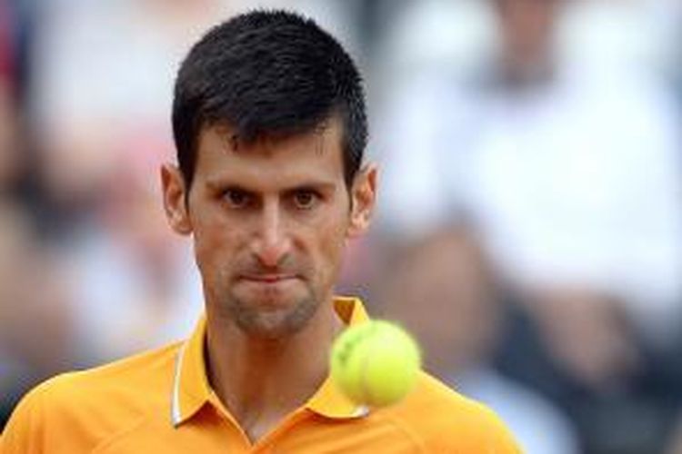 Petenis Serbia, Novak Djokovic, melihat bola saat menghadapi petenis Spanyol, David Ferrer, pada semifinal Roma Masters, Sabtu (16/5/2015). Djokovic menang 6-4, 6-4.