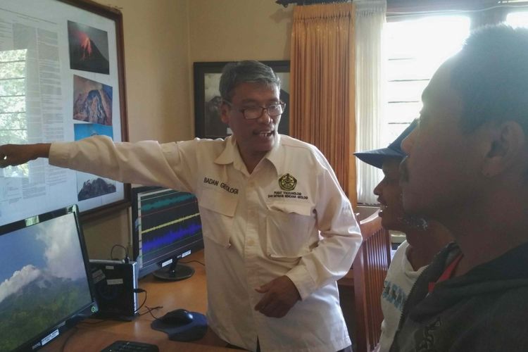 Petugas Pos pemantauan gunung Merapi di Dusun Ngepos, Desa Ngablak, Kecamatan Srumbung, Kabupaten Magelang, sedang menjelaskan kepada warga tentang kondisi terkini Gunung Merapi, Selasa (22/5/2018).