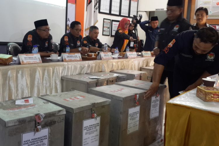 Suasana rekapitulasi suara Pilkada Kota Malang oleh KPU Kota Malang, Kamis (5/7/2018)