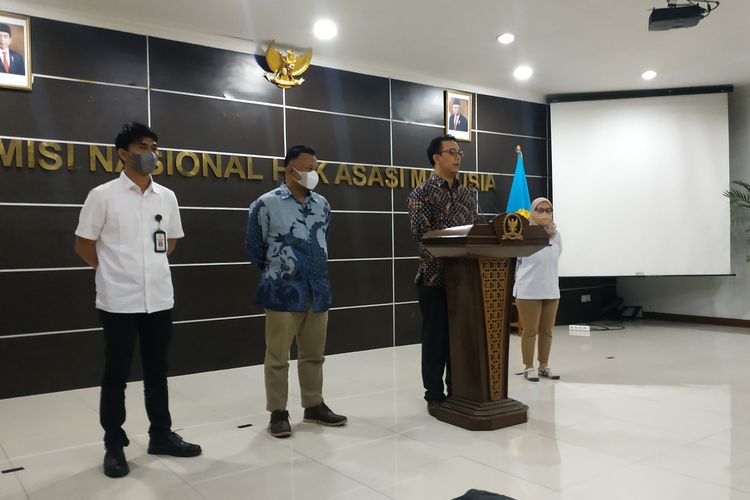 Komisioner Komnas HAM Beka Ulung Hapsara menyampaikan keterangan dalam jumpa pers soal Tragedi Kanjuruhan, Rabu (19/10/2022).